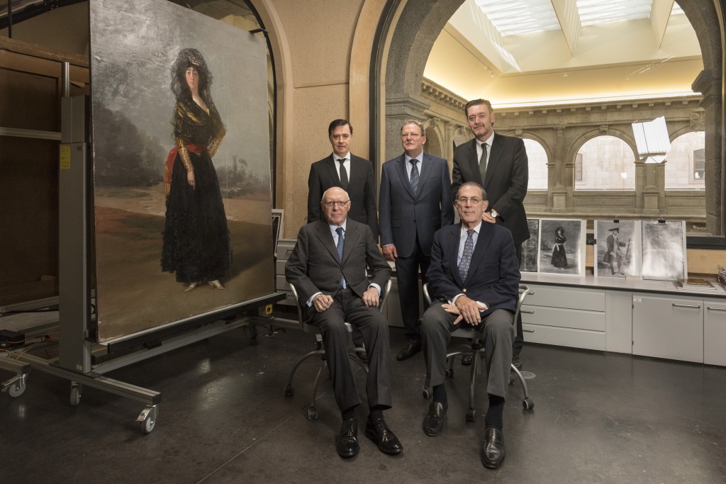 Rafael Pardo, director de la Fundación BBVA; Mitchell A. Codding, director de la Hispanic Society of America; Miguel Zugaza, director del Museo Nacional del Prado; José Pedro Pérez-Llorca, presidente del Real Patronato del Museo del Prado; y Philippe de Montebello, presidente de la Hispanic Society of America, junto a la obra La duquesa de Alba de Goya, de la Hispanic Society of America, en el taller de restauración del Prado. Foto © Museo Nacional del Prado