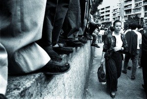Nadia Benchallal Demonstration for the dissappearance of the singer Matoub Loune, Tizi Ozou, Algeria, 1994 Cortesía de la artista