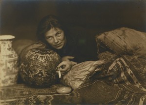 Hans Basler. Retrato de Germaine Krull, Berlin 1922. Museum Folkwang, Essen. © Estate Germaine Krull, Museum Folkwang, Essen