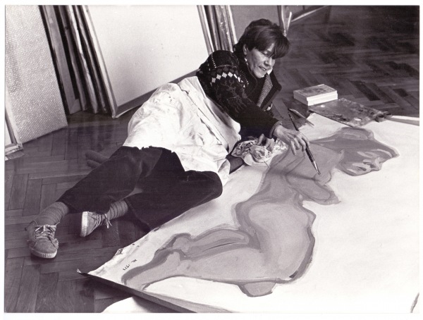 Maria Lassnig en su estudio de Viena, en 1982