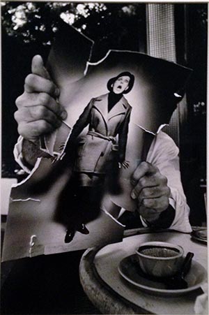 Pierre-Andrè Boutang rasgando una fotografía de moda. París, 1966. Exposición cámara Leica Espacio Fundación Telefónica