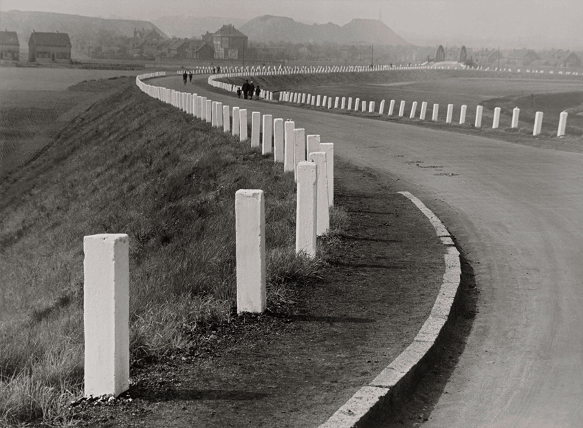 Albert Renger Patzsch. Carretera en Essen, 1929. Pinakothek der Moderne, Múnich. VEGAP, Madrid 2017