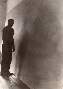 Jackson Pollock con el lienzo sin pintar de Mural, 1943. Fotografía de Bernard Schardt.