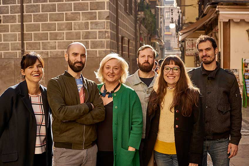 Los artistas seleccionados en el II Premio Cervezas Alhambra de Arte Emergente ARCO: Gloria Martín, Guillermo Mora, Carlos Monleón, Kiko Pérez y Marta Férnández, junto a la comisaria Alicia Ventura