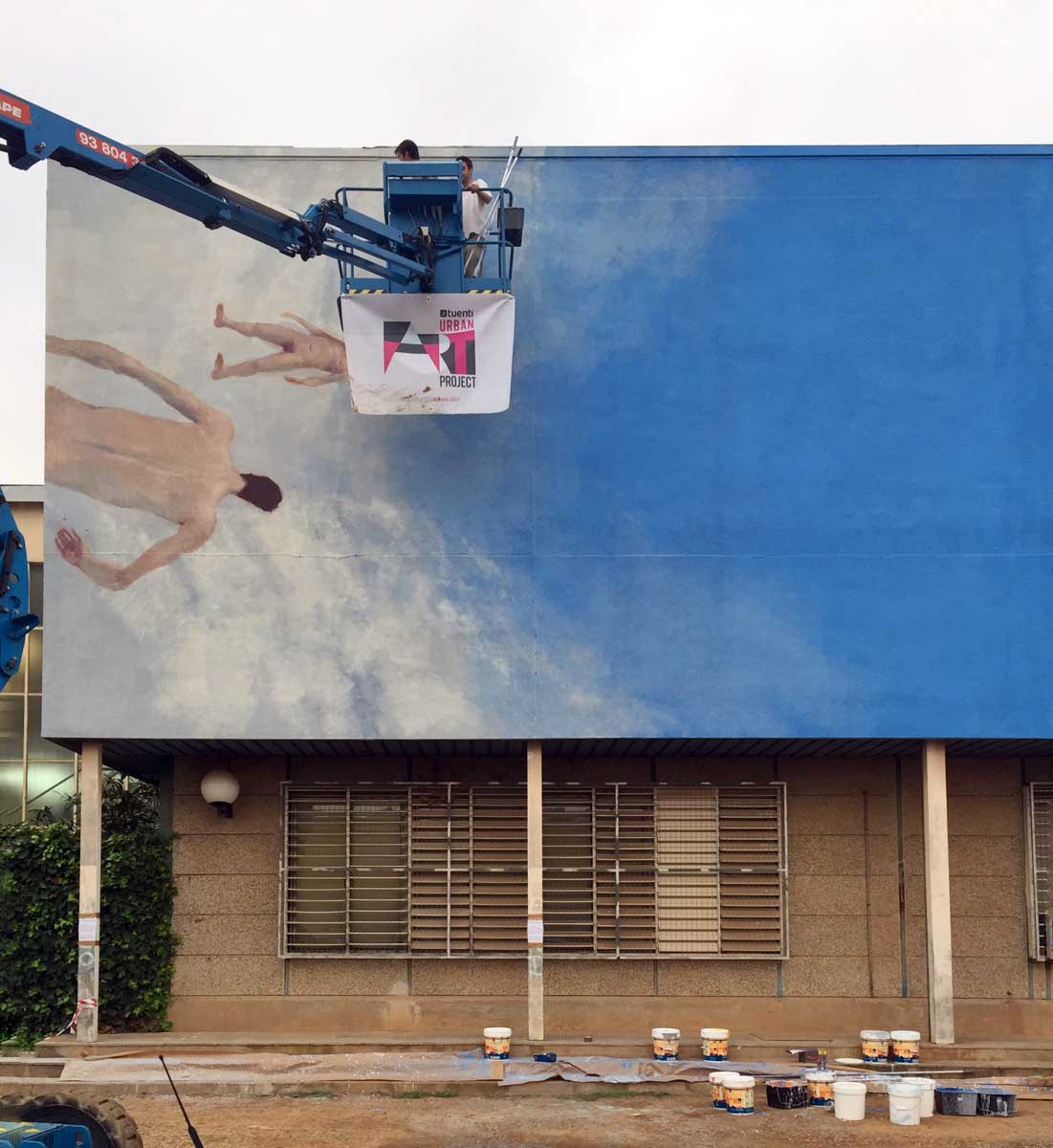 Enric Sant trabaja en su mural en la Universidad de Barcelona