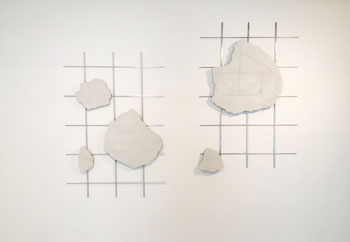 n_yanonosimporta_sala_arte_joven_fran_meanaFran Meana. Productores y Productos /Producers and products, 2018 Compuesto de mármol blanco y granito gris, acabado al acido, aluminio pulido