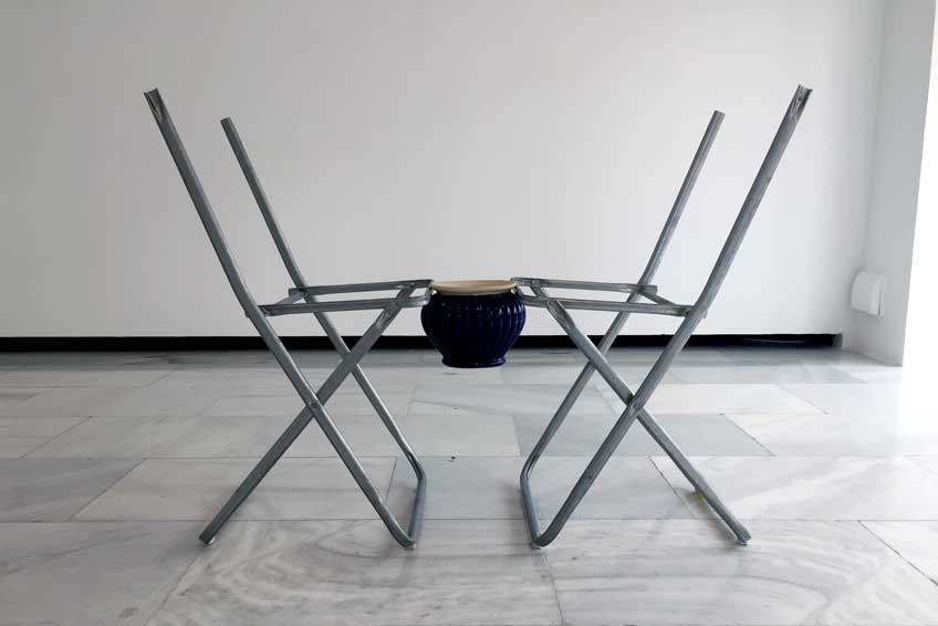 Nicolás Lamás. Agreement, 2016. Sillas de IKEA, vasija de porcelana (medidas variables). Cortesía del artista y de Meesen de Clercq (Bruselas)
