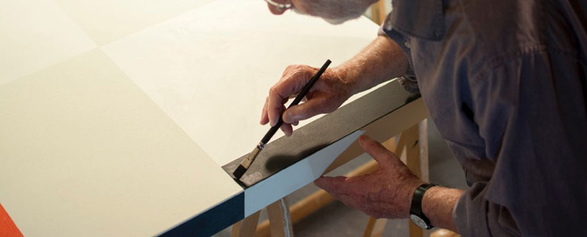 César Paternosto pintando en su estudio