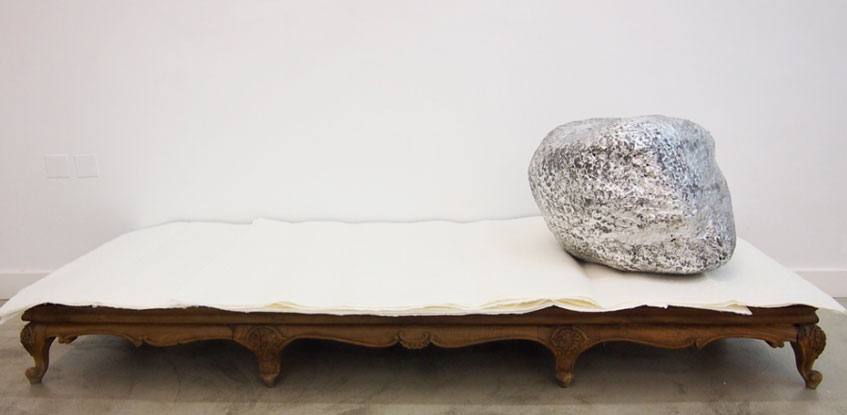 Galería Pilar Serra. Concha García. A modo de esperanza. Cerámica, pan de plata, pintura sobre papel y mueble
