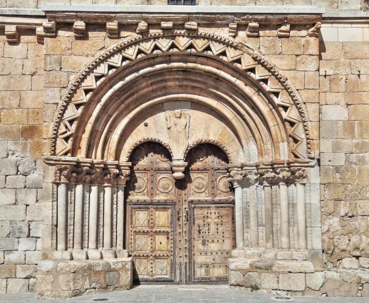 Portada románica de la iglesia de San Miguel Arcángel, Caltojar