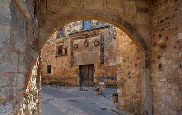 Ayllón. Vista del Palacio de Los Contreras desde el Arco