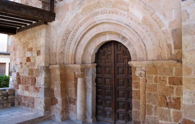 Ayllón. Portada de la Iglesia de San Miguel