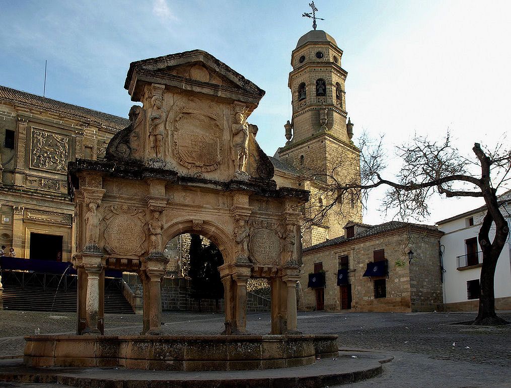 Fuente de Santa María. Al fondo, portada de la Catedral de Baeza
