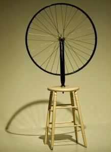 Marcel Duchamp. Rueda de bicicleta sobre un taburete, 1913
