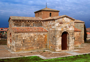 Fachada sur de la iglesia de San Pedro de la Nave