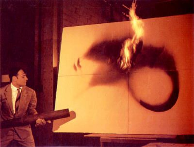 Yves Klein trabajando en sus Fire Paintings