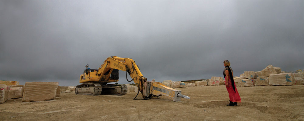 Cristina Ferrández. The digger and the woman, 2011. Serie Transitional Landscapes