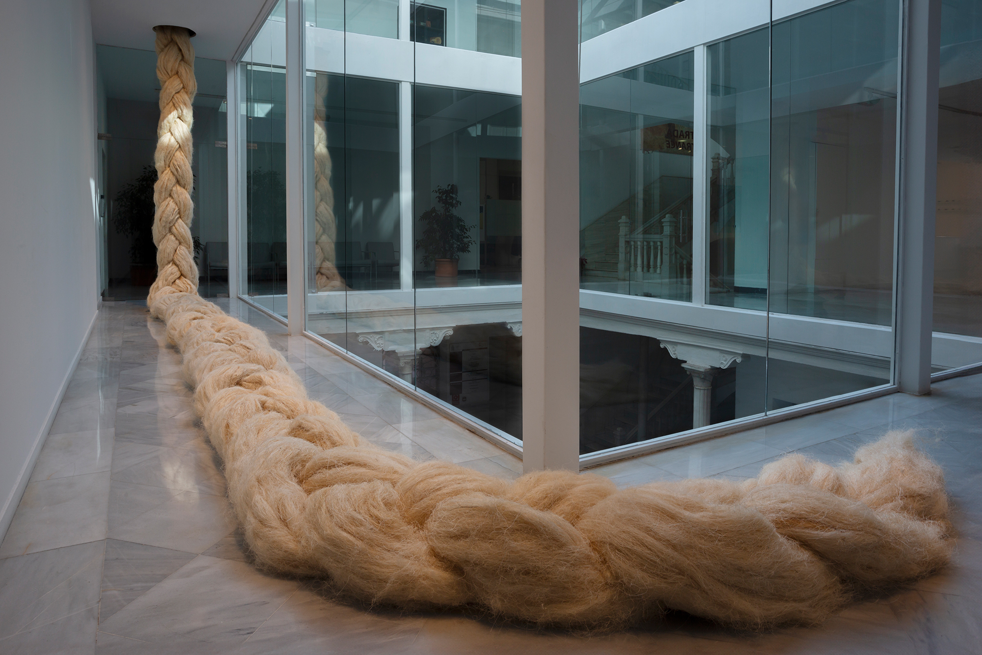 Laura Segura Gómez. Una trenza de hierba sagrada, 2022. Festival Calles en Flor, Cañete de las Torres