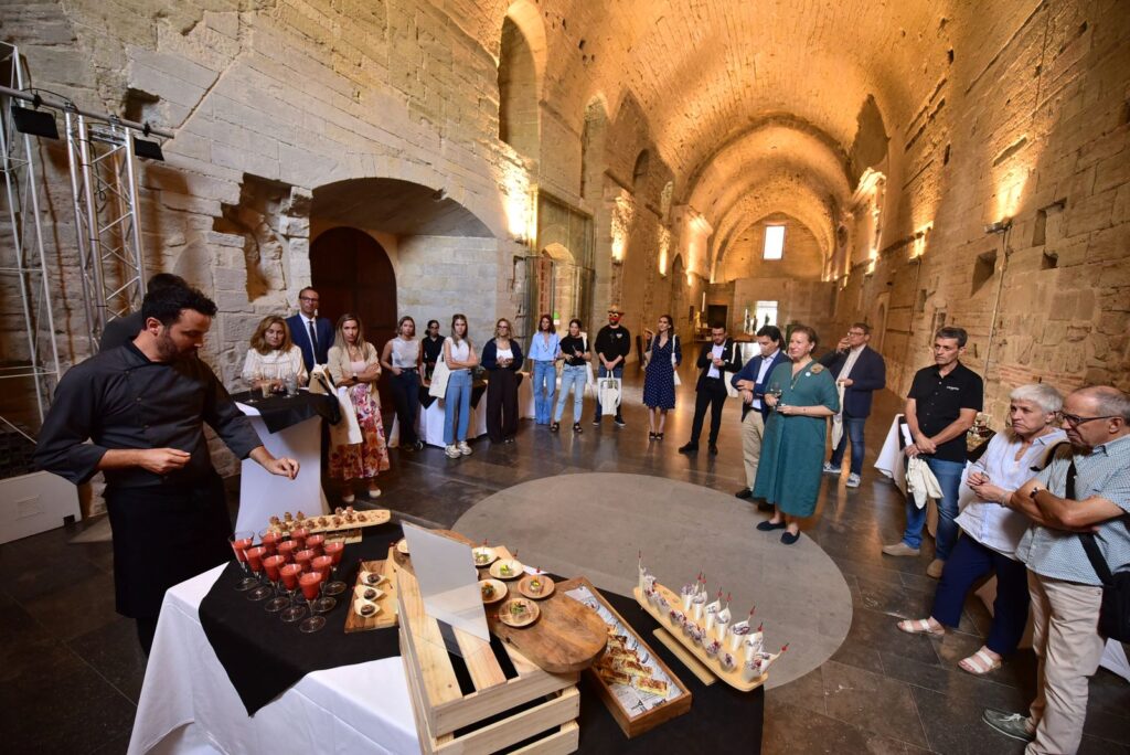 Elena de Carandini, presidenta de la Fundación Comunitaria Raimat-Lleida, y Lara Costafreda, artista invitada, junto a patrocinadores y colaboradores del Raimat Arts Festival. © David del Val