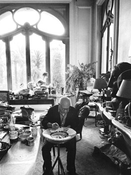 David Douglas Duncan. Pablo Picasso pintando una cerámica en el comedor. Cannes, villa La Californie, primavera 1957. Colección particular. Copyright David Douglas Duncan 2011