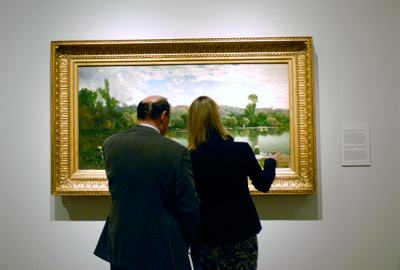 Una pareja contempla el cuadro Lavanderas de La Varenne (1864-65) en el Museo del Prado