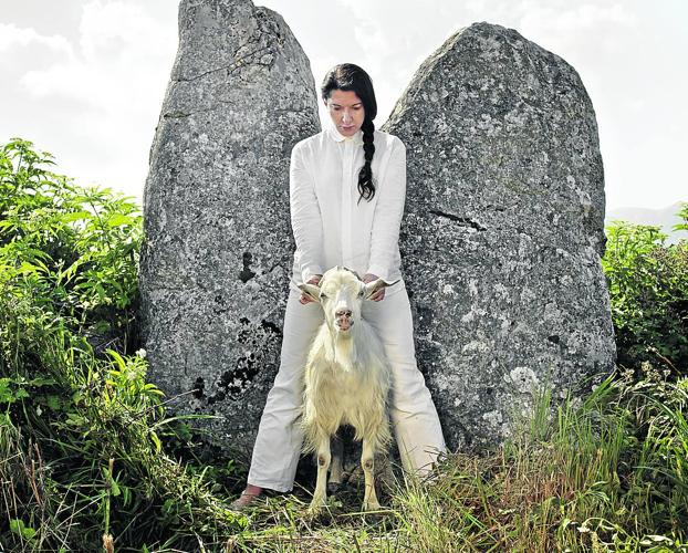 Marina Abramovic. Holding the Goat, de la serie Back to Simplicity, 2010. Fundación María Cristina Masaveu Paterson