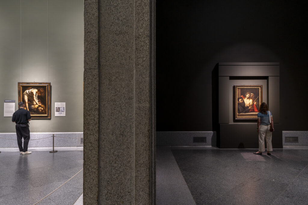 Imagen de la sala 8 A con la instalación Ecce Homo El Caravaggio perdido y la sala 7 A con el David vencedor de Goliat en el Museo Nacional del Prado. Fotografía: Museo Nacional del Prado