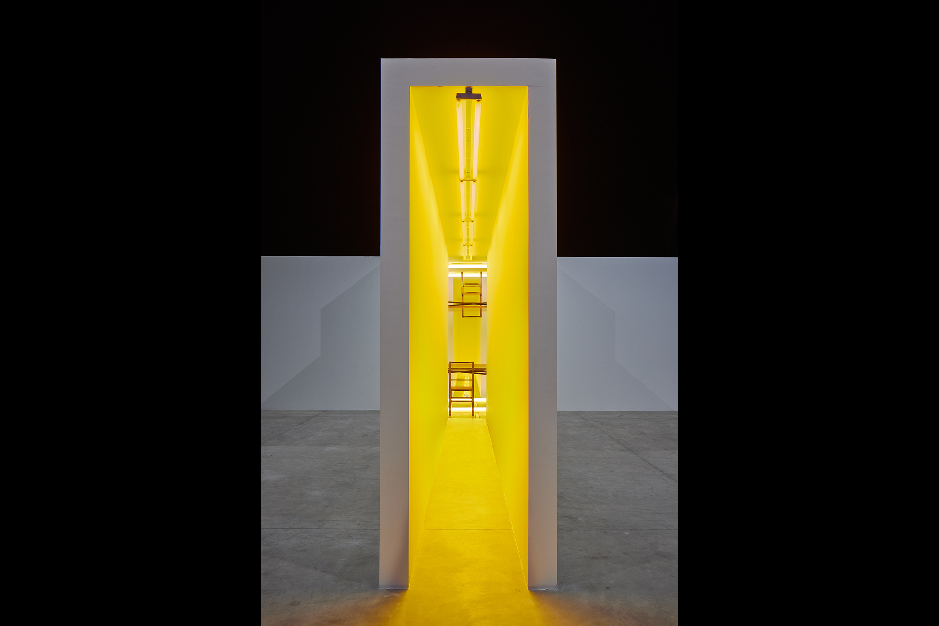 Bruce Nauman. "Neons Corridors Rooms". Pirelli HangarBicocca