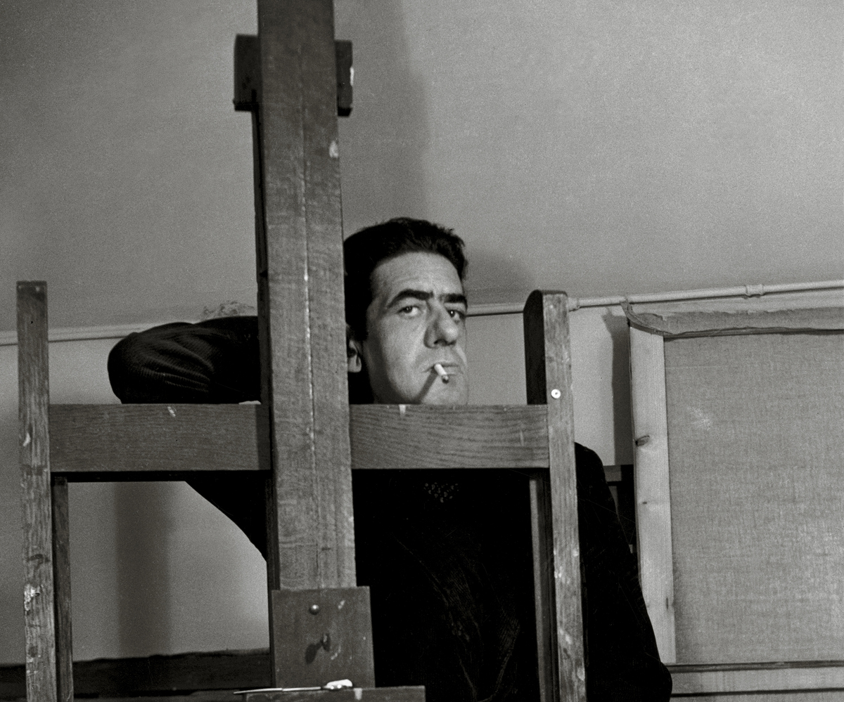 Roland d'Ursel. Óscar Domínguez en su estudio (detalle), París, 1951. Musée de la Photographie, Charleroi, Bélgica