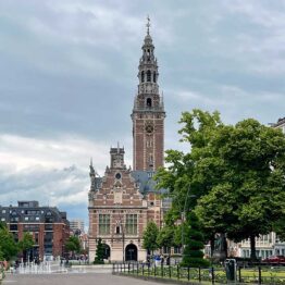 Plaza H. Hooverplein y Biblioteca de la KU Leuven al fondo