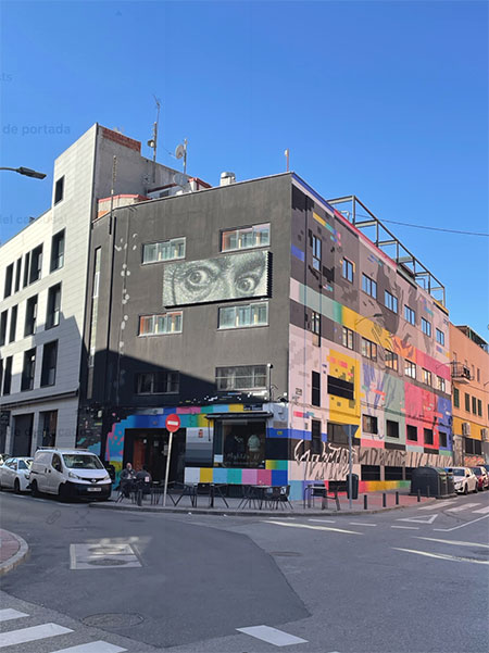 Esquina de las calles Matilde Hernández y Pedro Díez en el barrio de San Isidro (distrito de Carabanchel). El edifico muestra el cambio de función experimentado por una antigua fábrica (que ahora aloja locales de ensayo). Luis Guerra
