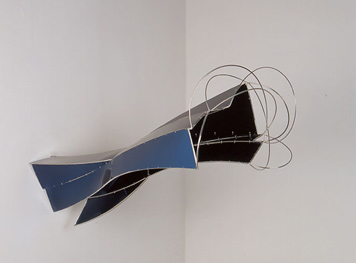 Blanca Muñoz. Bipolar, 2004. Varilla y chapa inoxidable, 30 x 58 x 116 cm.