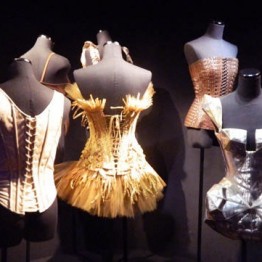 Corsés de Jean Paul Gaultier en la muestra “Jean Paul Gaultier: Universo de la moda. De la calle a las estrellas”. Fundación MAPFRE, 2012