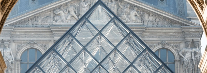 Vista de la pirámide del Museo del Louvre