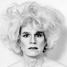 Retrato de Warhol con peluca y sábana. Lady Warhol. Chris Makos.