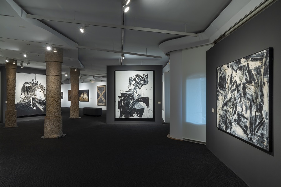 Vista de la exposición "Los caminos de la abstracción, 1957-1978". Sala de Exposiciones de La Pedrera