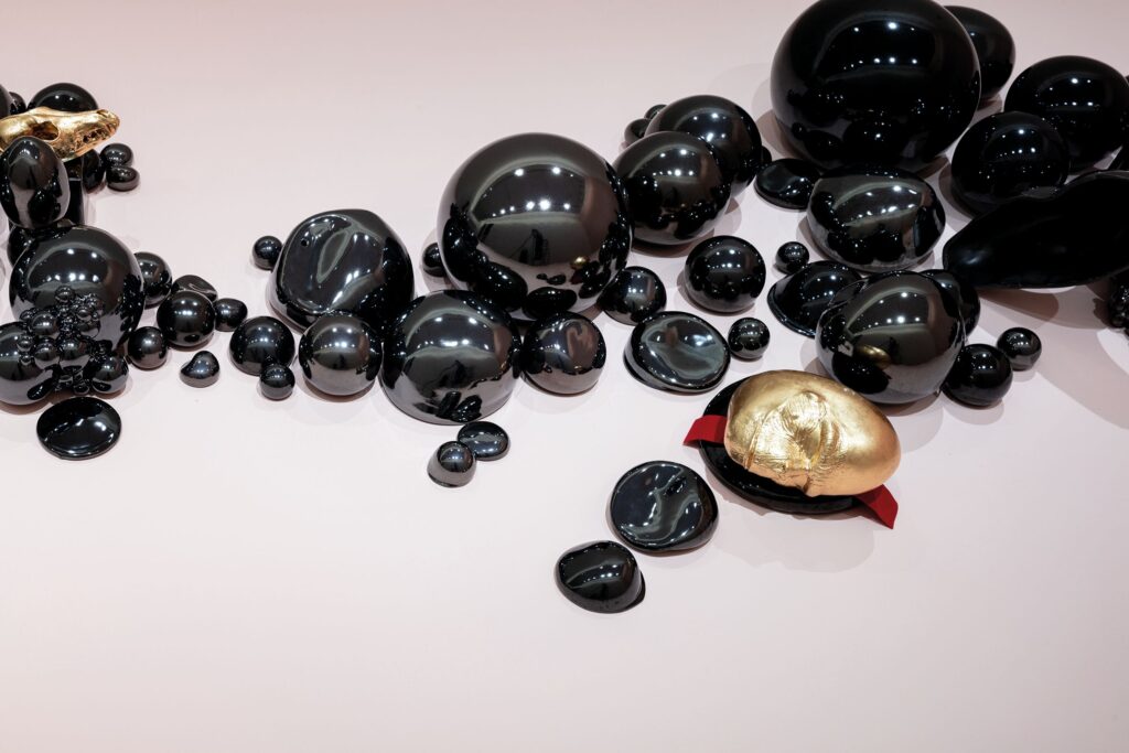 Mabi Revuelta. Naturaleza muerta con perlas negras, 2002-2021. ©Mabi Revuelta, VEGAP, Madrid, 2021