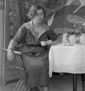 Victorina Durán en el estudio de Ventura de la Vega, 1921. Museo Nacional de Artes Decorativas, Madrid