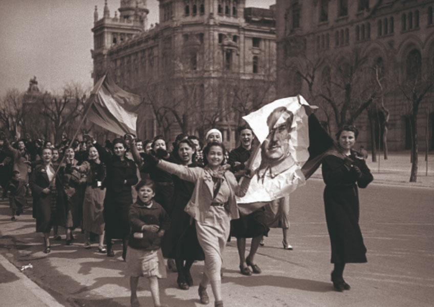 Celebración de la entrada de las tropas de Franco en Madrid, marzo de 1939. ©Alfonso. Vegap, Madrid, 2021