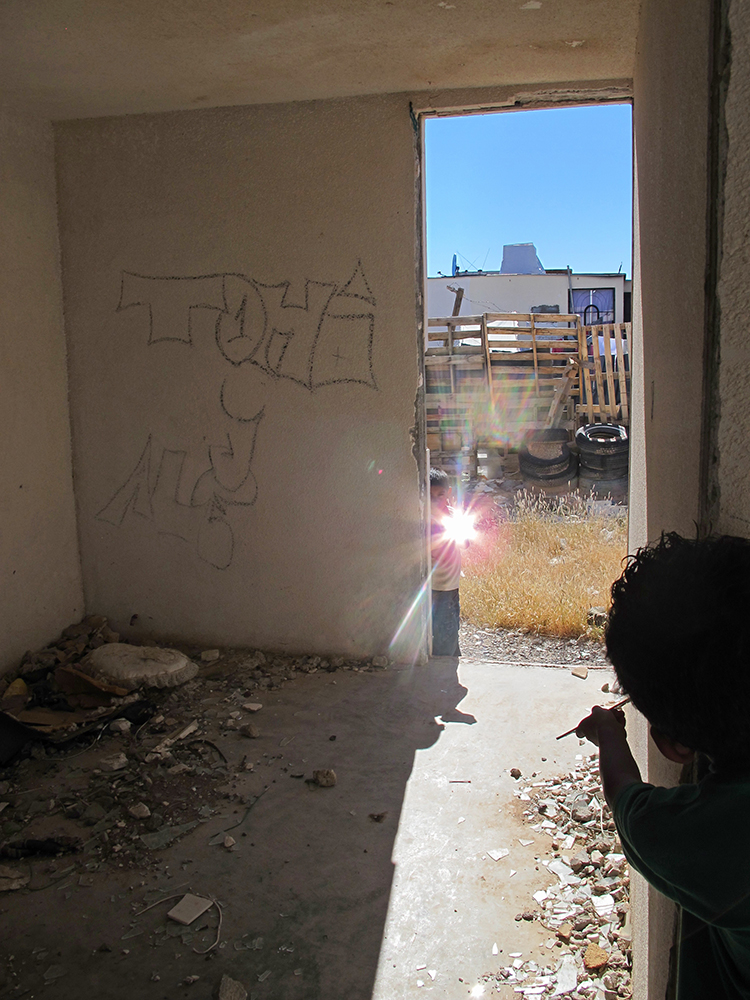 Francis Alÿs. Children’s Game #15: Espejos, Ciudad Juárez, México, 2013