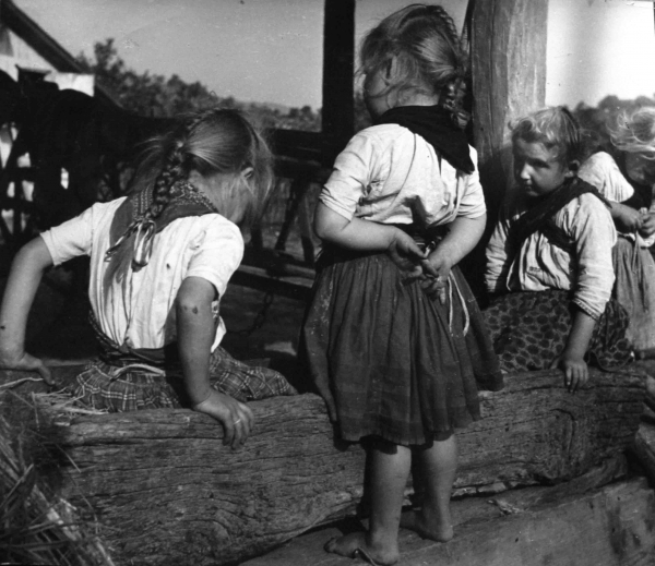 ©Nicolás Muller. Tres niñas húngaras
