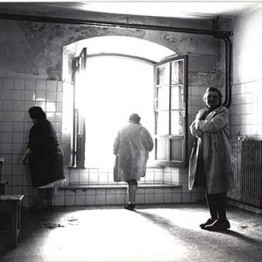 Apuntes para una psiquiatría destructiva. Alfredo Aracil, comisario. Sala de Arte Joven de la Comunidad de Madrid. Fotograma de un vídeo de Carlos Osorio, La cerrada de mujeres de La Cadellada, 1974-1975.