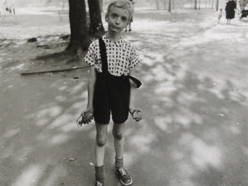 Diane Arbus. Enfant avec une grenade en plastique dans Central Park, New York 1962. © The Estate of Diane Arbus LLC, New York 