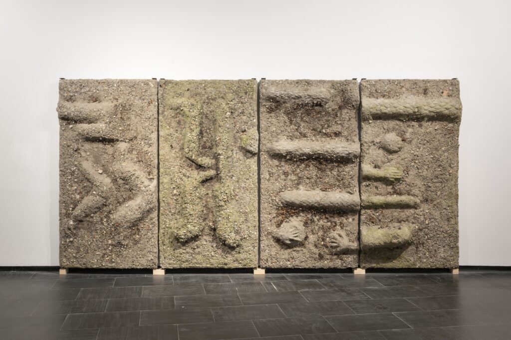 Jorge Satorre. Nunca podría olvidar la manera en que me dijiste todo sin decirme nada (relieves), 2021. Cortesía de CarrerasMugica © Jorge Satorre, Bilbao 2025