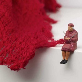 Liliana Porter. Trabajo forzado (Red Fabric)