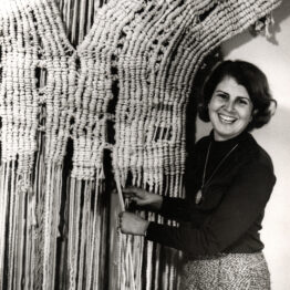 Aurèlia Muñoz con su obra Macra I, 1969