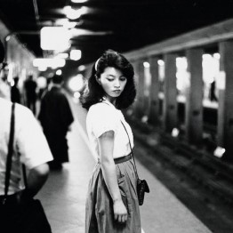 Ed van der Elsken. Girl in the subway, Tokyo, 1981. . Nederlands Fotomuseum Foto: © Ed van der Elsken / Collection Stedelijk Museum Amsterdam