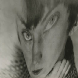 Berenice Abbott. Self Portrait - Distortion, hacia 1930. Cortesía de Howard Greenberg Gallery