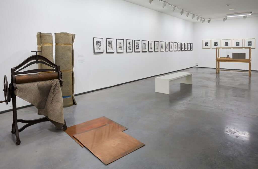 Vista de la exposición ""Joseph Beuys. Antecedentes, coincidencias e influencias". Museo Helga de Alvear. Fotografía: Lorenzo Cordero