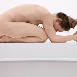 Sam Jinks. Untitled (Kneeling Woman), 2015. © Sam Jinks. Cortesía del artista y de Sullivan+Strumpf, Sydney
